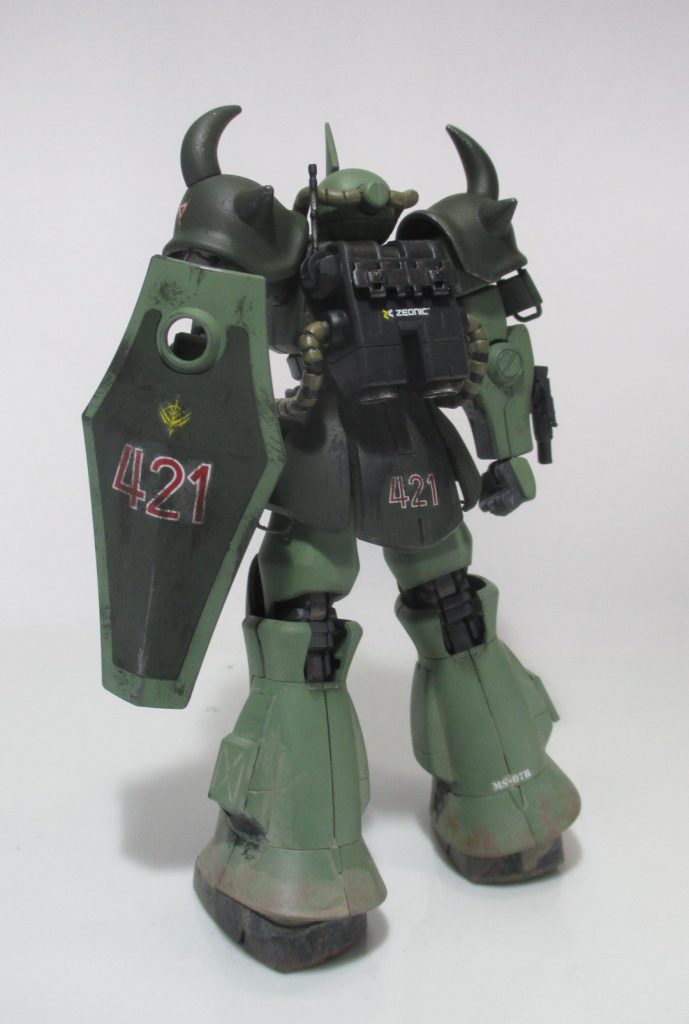 本機はパイロットの要望によりカスタマイズが施されており機体各所に増加装甲、ランドセルには通信能力の強化と周辺環境のチェックを目的とした複合センサーアンテナが装備されています