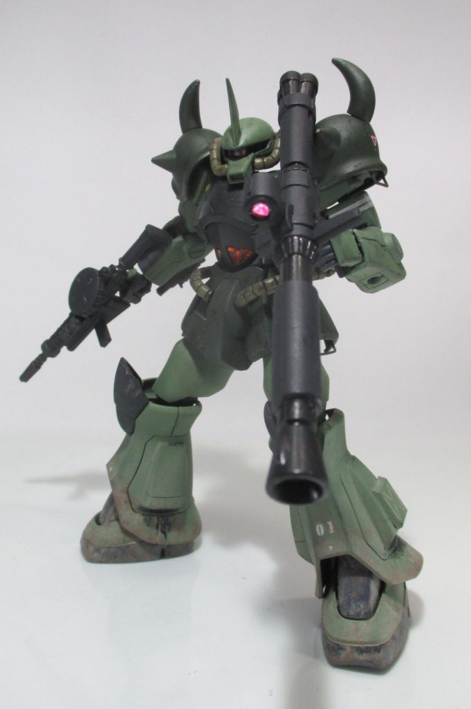 武装面ではパイロットがグフ専用の固定装備を苦手とした為固有の装備は廃され通常のマシンガンやバズーカなどを装備左腕は通常のマニピュレータとなっています