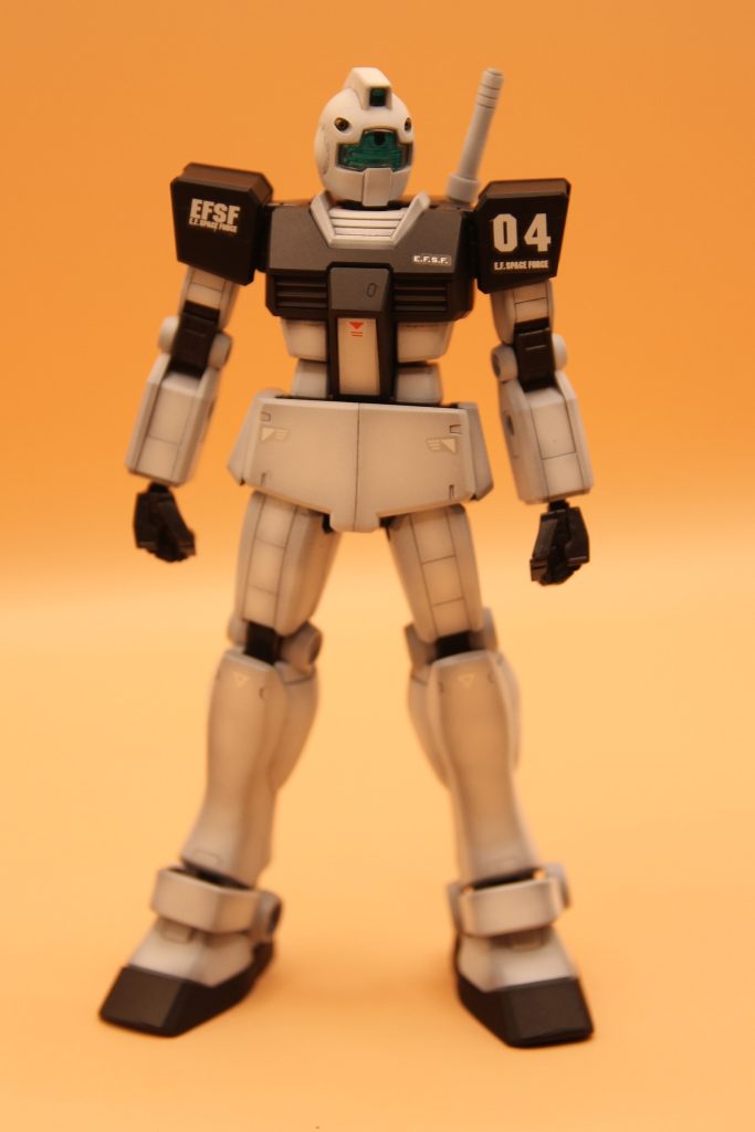 EGガンダムを軸に必要なパーツをHGジムから加工してミキシングしました。具体的には頭、腰、脚部、バックパックです。