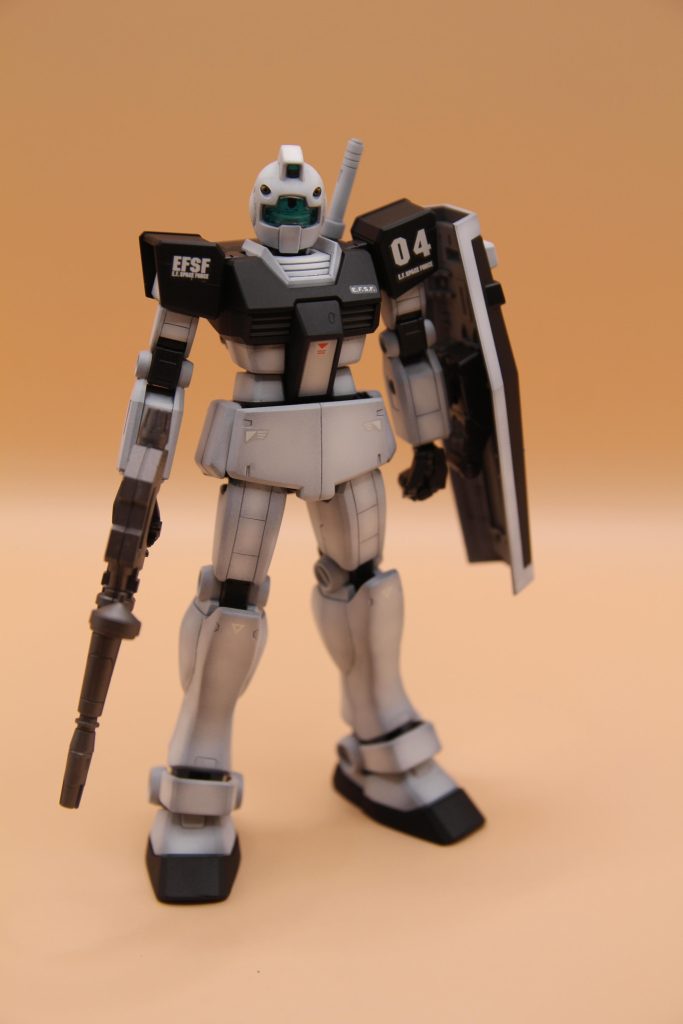 かわいく見える首は1ミリほど延長、足腰はジムの形状に合わせてEGの接続部にパテ等で移植し、サイドアーマーはほぼプラ板で自作となりました。
