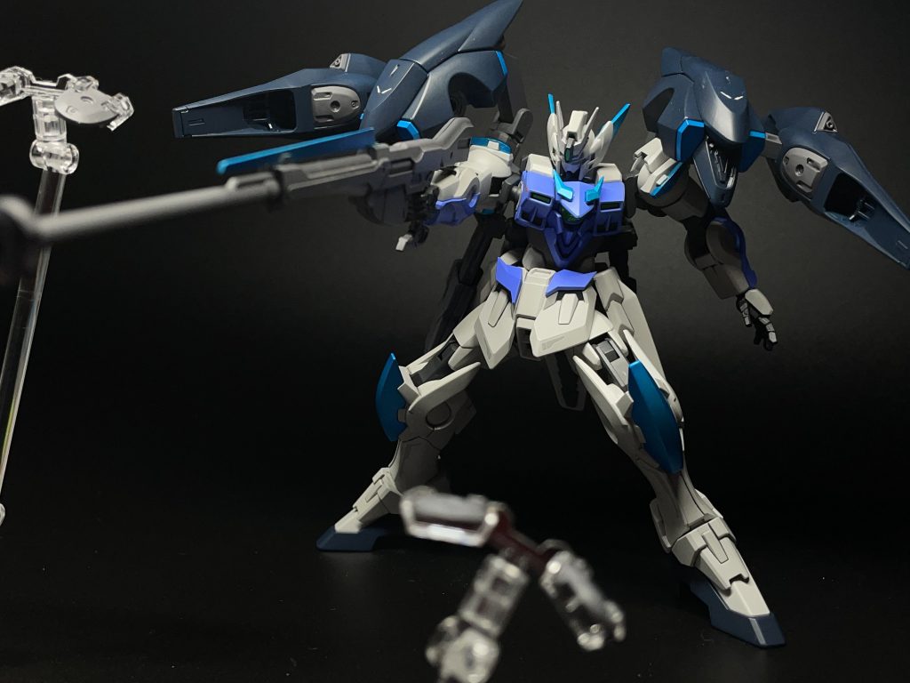 兄の「赤の剣」に対して弟は「蒼の銃」。定番のイメージどおりにしてます。ベース機同様、ガンビット装備してます。これも「炎システム」で操作できるんです💦