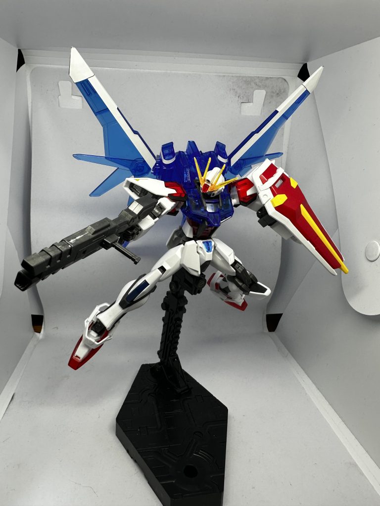 シールドをEGストライクに差し替えたらストライク感が増しました。あとは破損したサイドアーマーが早く届いて欲しい。バックパックも今後変更していこうと思います。