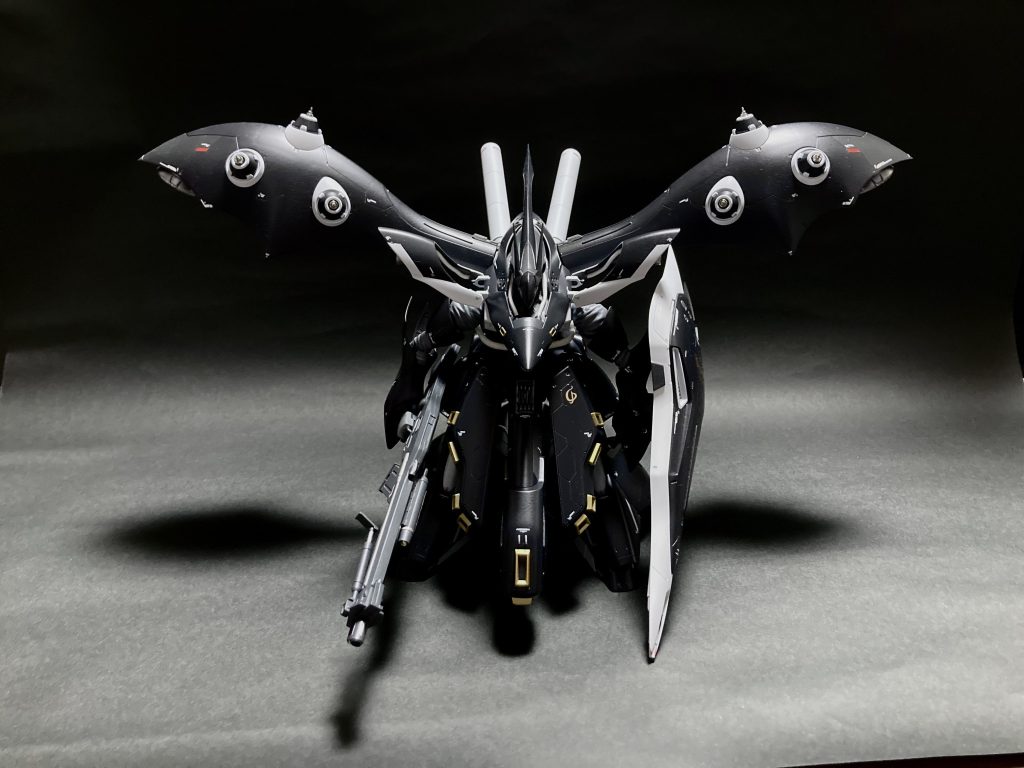 差し色には黒と相性の良いゴールドとレッドを使い、全体的に落ち着いたカラーリングにしています。