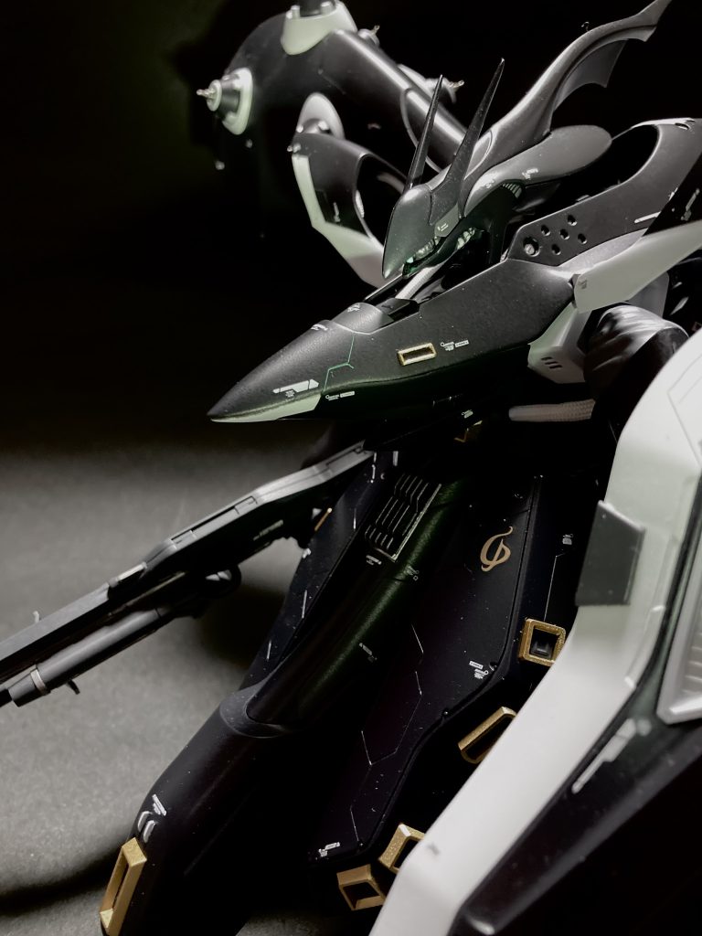 モノアイはもちろん、スジボリの一部に蛍光塗料を流し込み、サイコフレームを再現。位置が合っているかはわかりませんが(･･;)