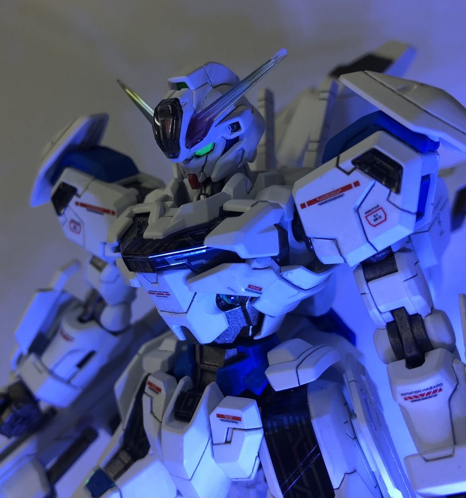 目に蛍光塗料はもうお約束。