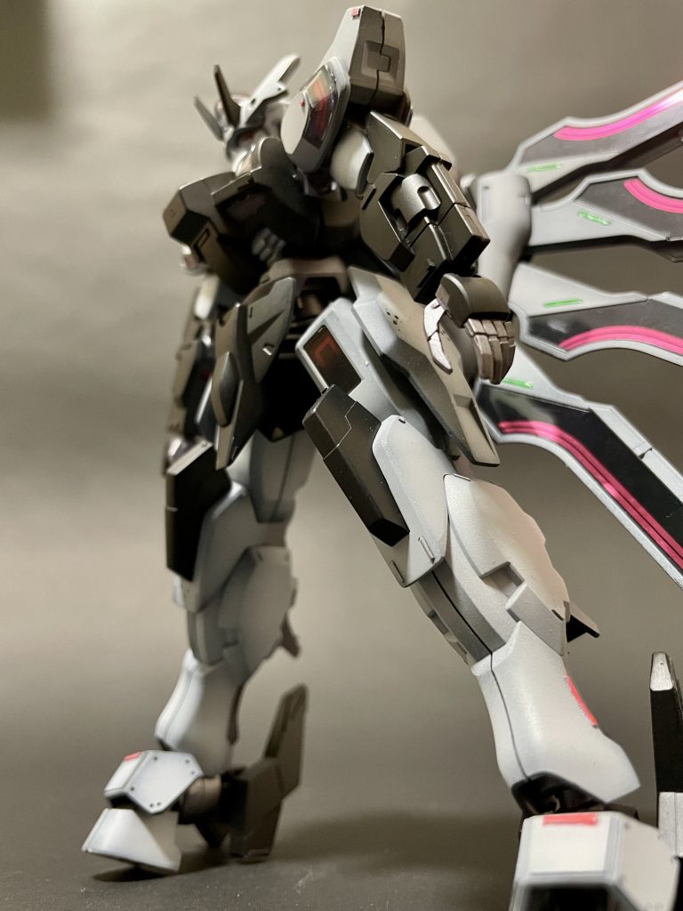 グレーの下地はサーフェイサーevoブラックを使用しています。グレーはsブラックとホワイトを使用して勘で調色しました。