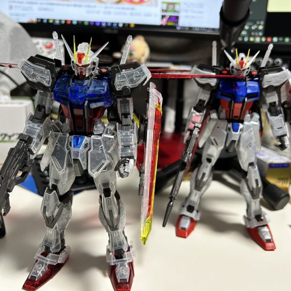 次にやりたい2キット2023ガンプラ一番くじでラストワンだけ引けたのを、ガンダムベース限定のキットと組み替えたやつ。フルクリアの方は各色の光沢クリアだけ吹いて、もう片方は白以外ラップ塗装にしようかなーという計画（1枚目）