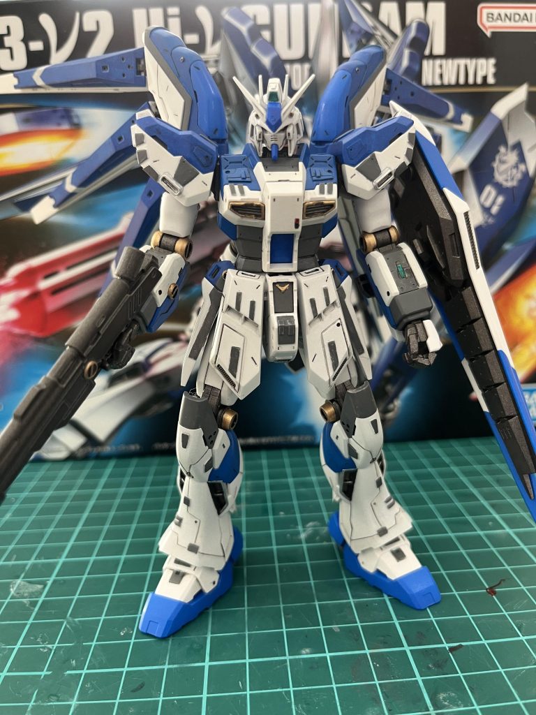 全体にプラ板をペタペタと。RGやνガンダムを参考にしながらスジ彫りを追加しました。デカールはシールドと背部のプロペラントタンクの連邦ロゴぐらい。