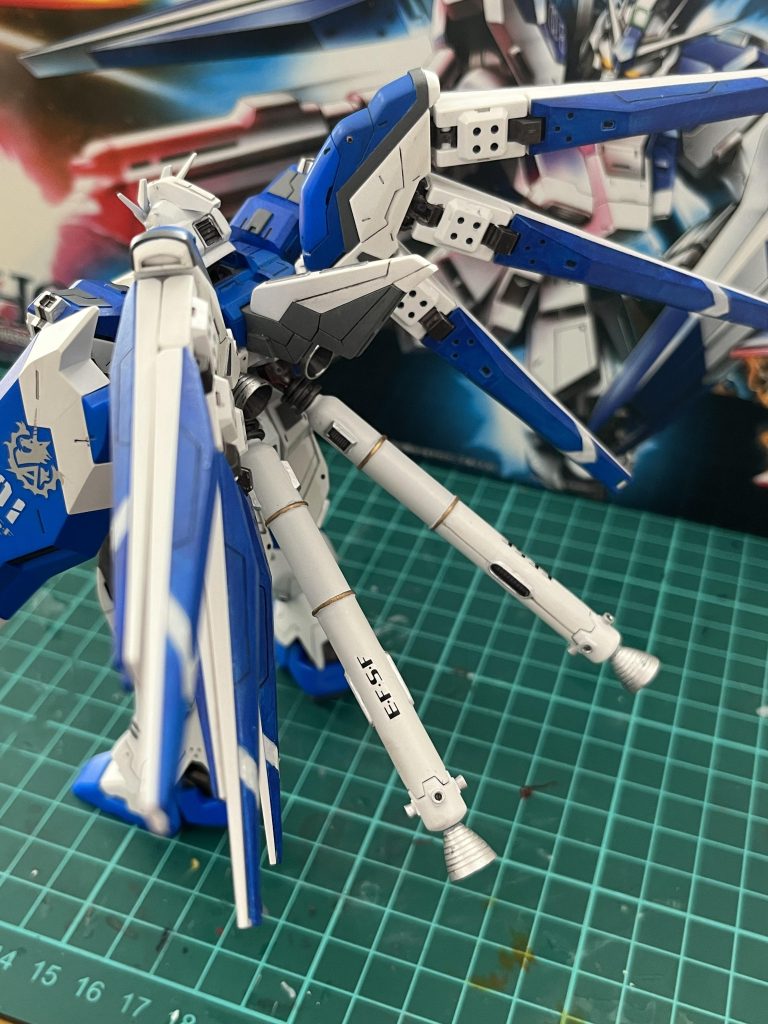 プロペラントタンクはそれだけだとシンプル過ぎたので、バーニアやダクトパーツを追加。フィンファンネルの青いパーツ、12個。同じ形状のパーツに同じ加工をしていると何かの修行のような感じになってきました。