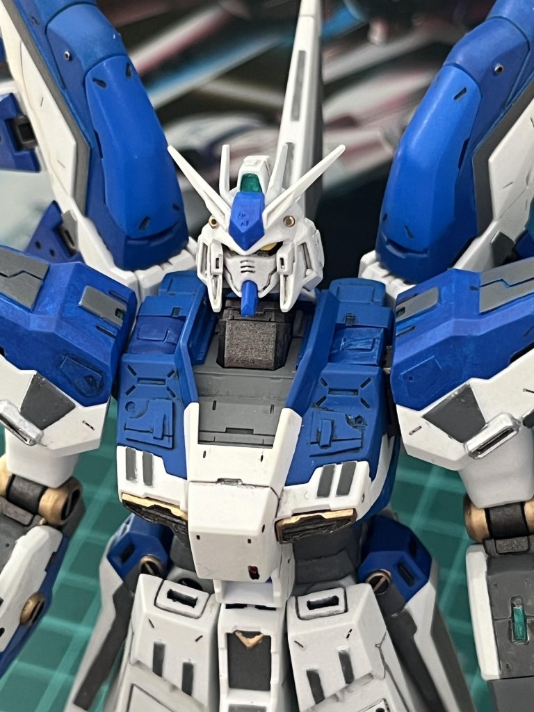 頭部のひさし部分はフラットな形状から、νガンダムっぽい尖った形状に変更。マスク部分は両サイドを少し削り、シャープな感じに。