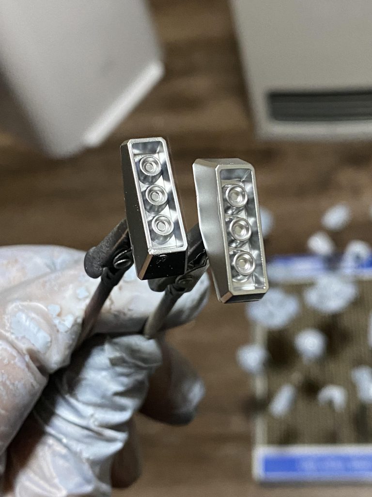 実はこのパーツの塗り分けに悩み手が止まっていた原因になってましたが、全体のスラスター的な部分も共通の塗り分けにし、塗り分け色減らしても違和感なくする事としました。