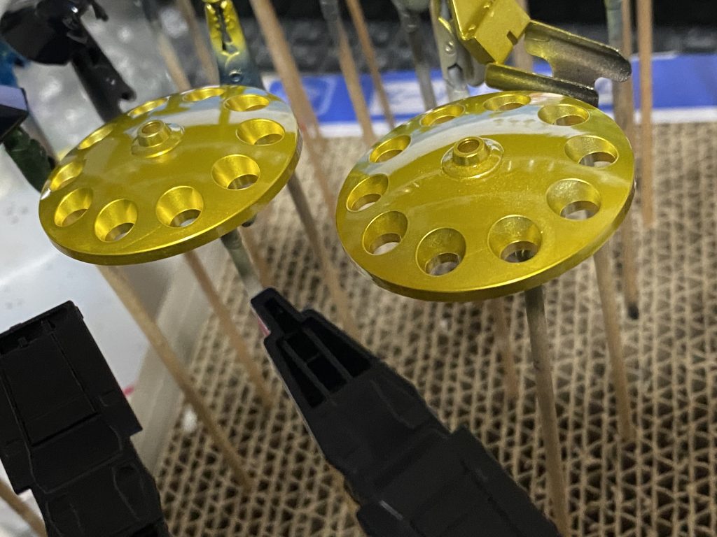 広い面はしっかり映り込む光沢を目指して