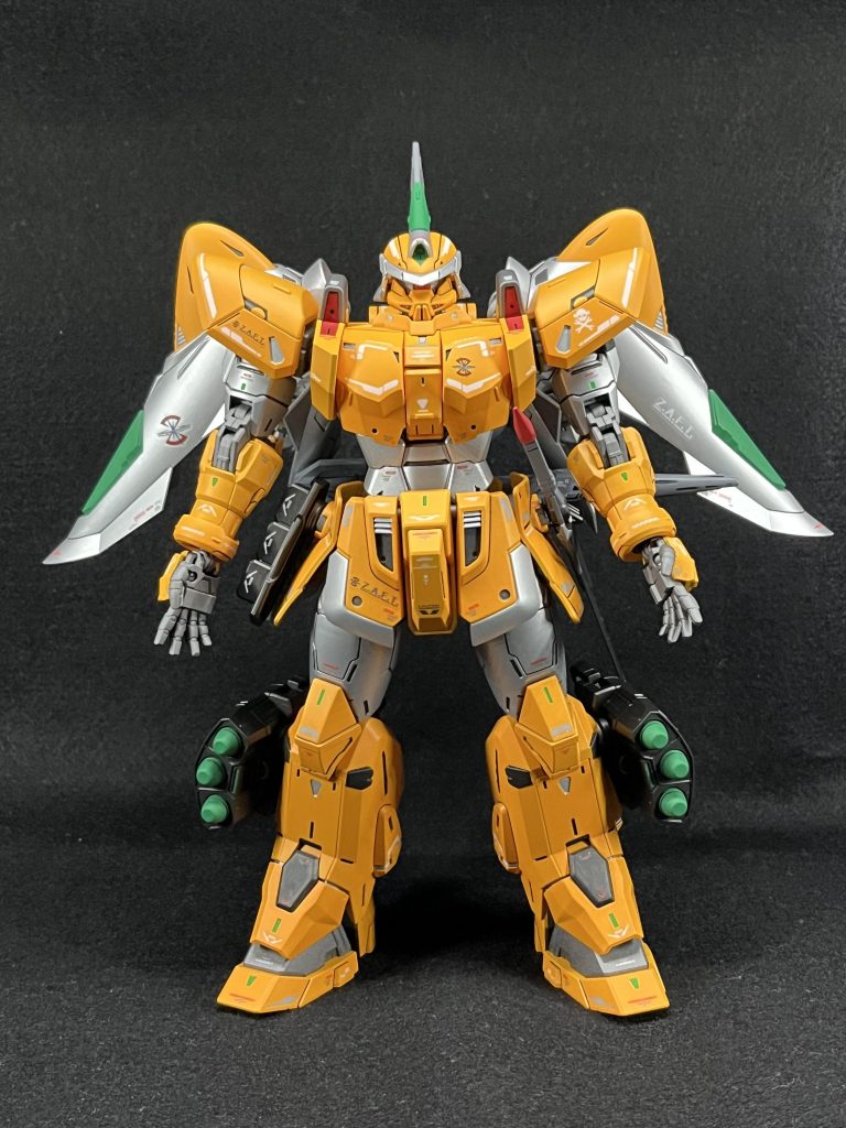 正面から。肩や胸などは、縁に沿ったデカールを心がけました。
