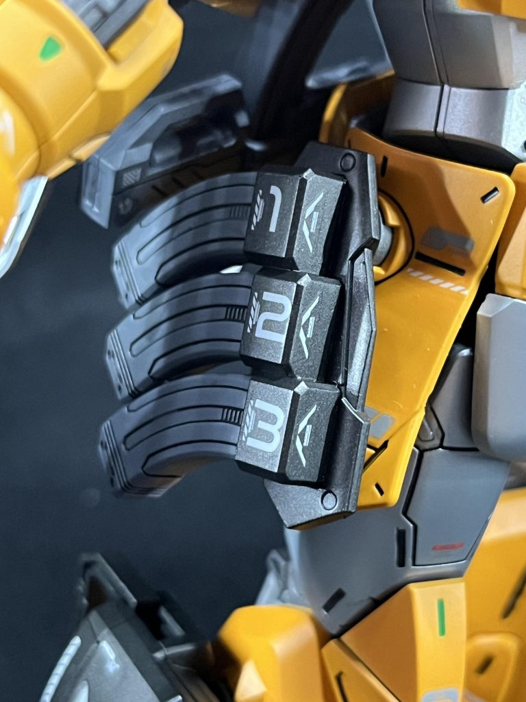 予備マガジンには番号を振ったり。これも、MGサイズだからやろうと思う細工。