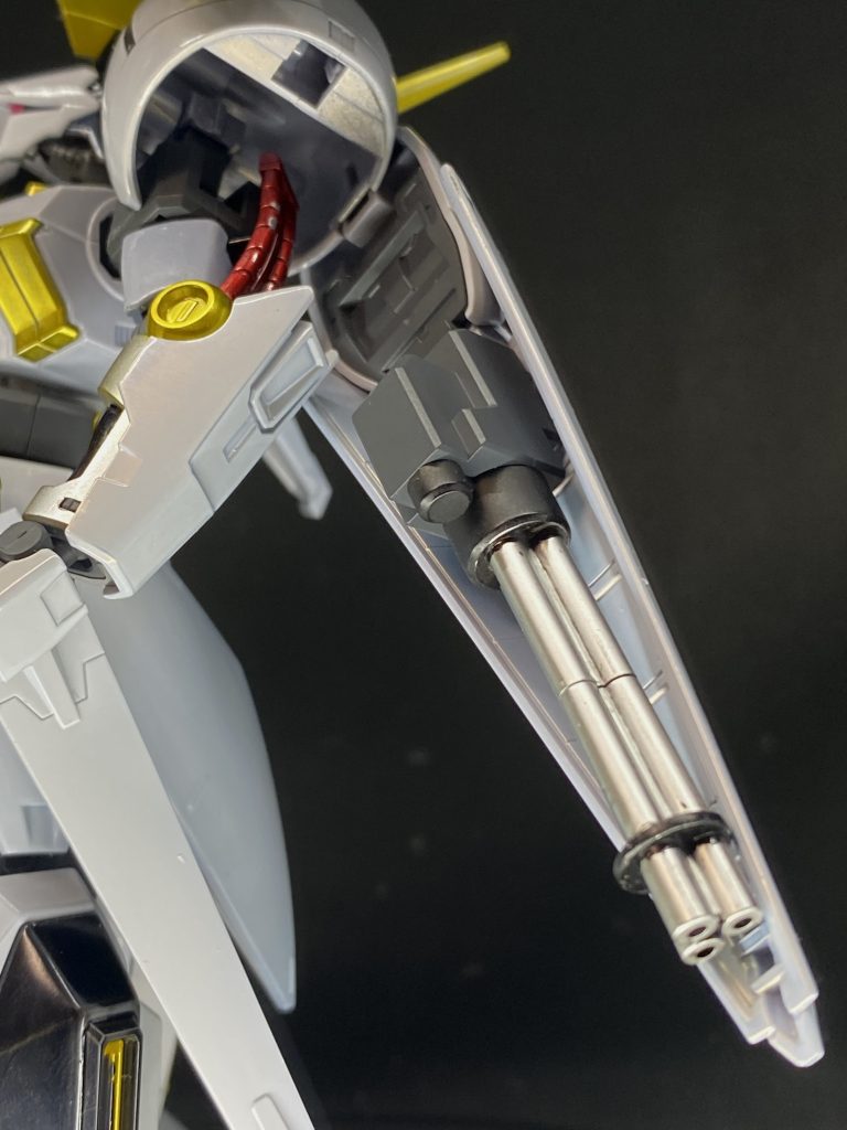 ガトリングはスーパークロームシルバーにフルグロスクリアでコートしてから黒部分を艶消し塗り分け