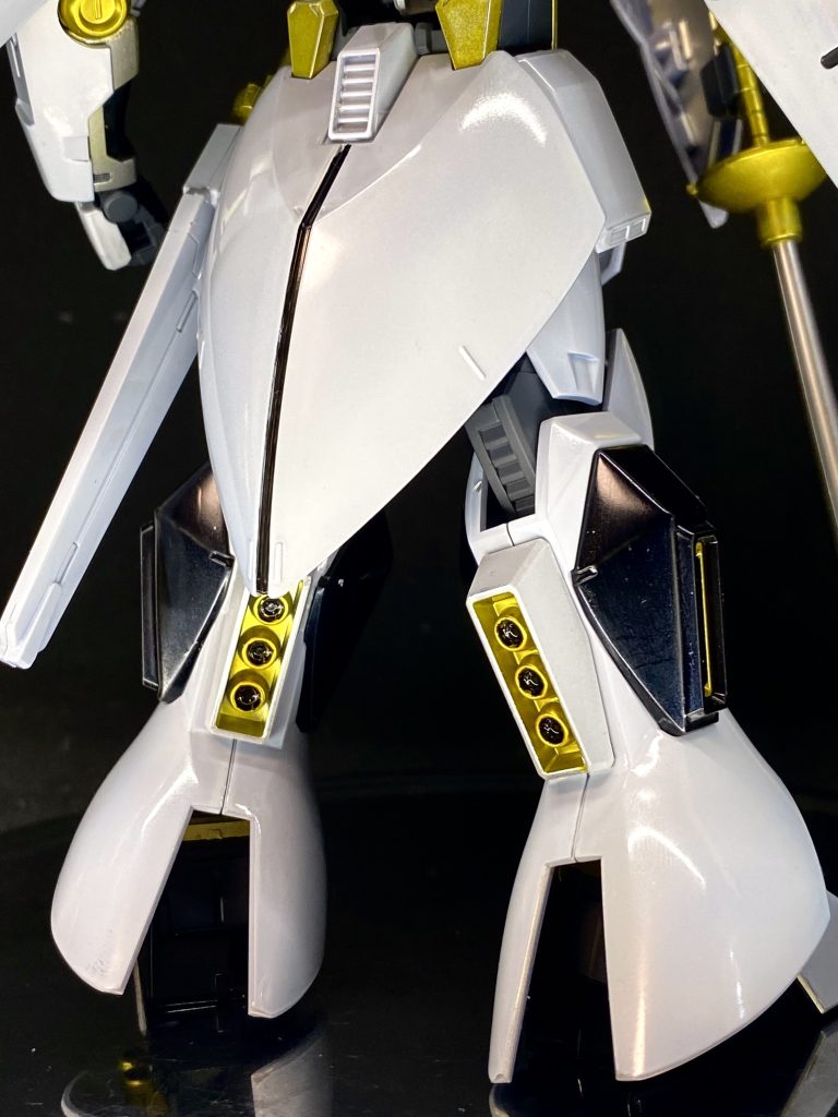  ふくらはぎや爪先はキャンディ塗装部の微妙に光で色味が変化するのに合わせ、プリズムブルーブラックを使用