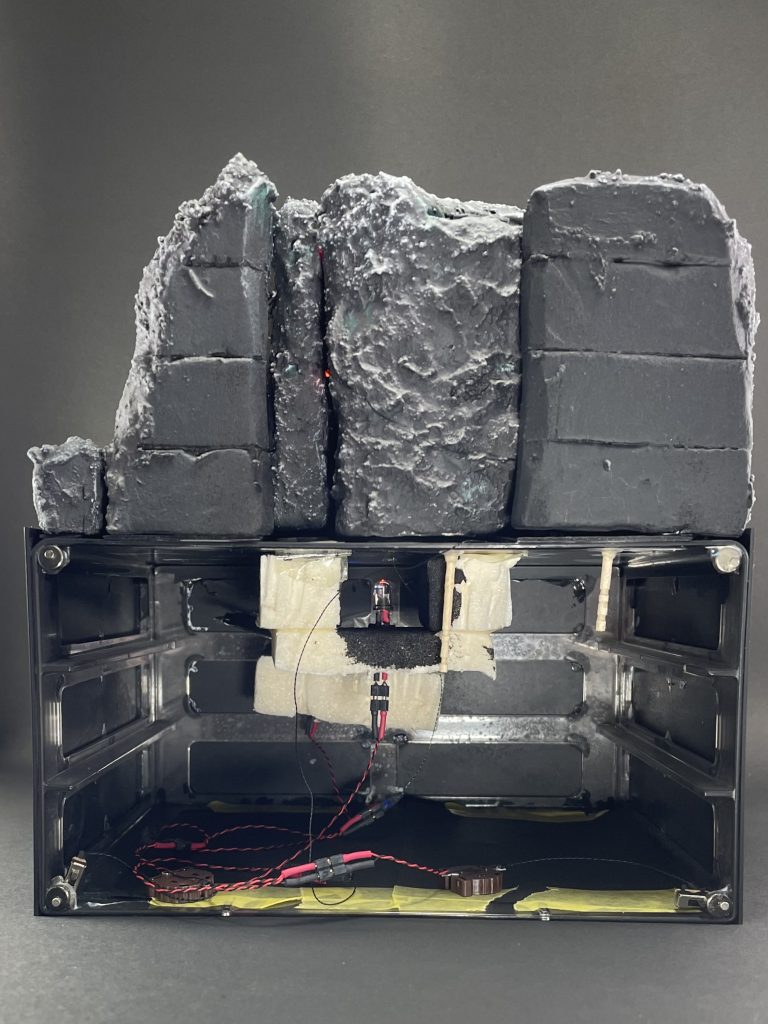 台座の後ろは、取り外せるようにしました。こんな感じでLEDをしこみました。