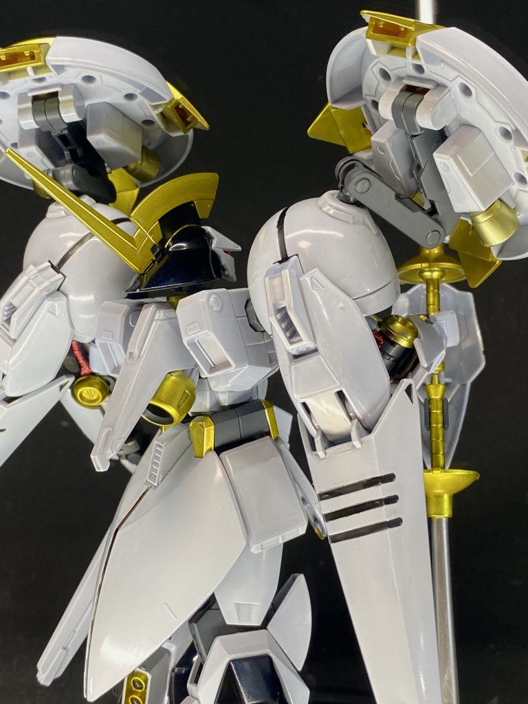 背面は大きな面とごちゃごちゃしない程度のスラスターで程よくスッキリしたデザインでした。