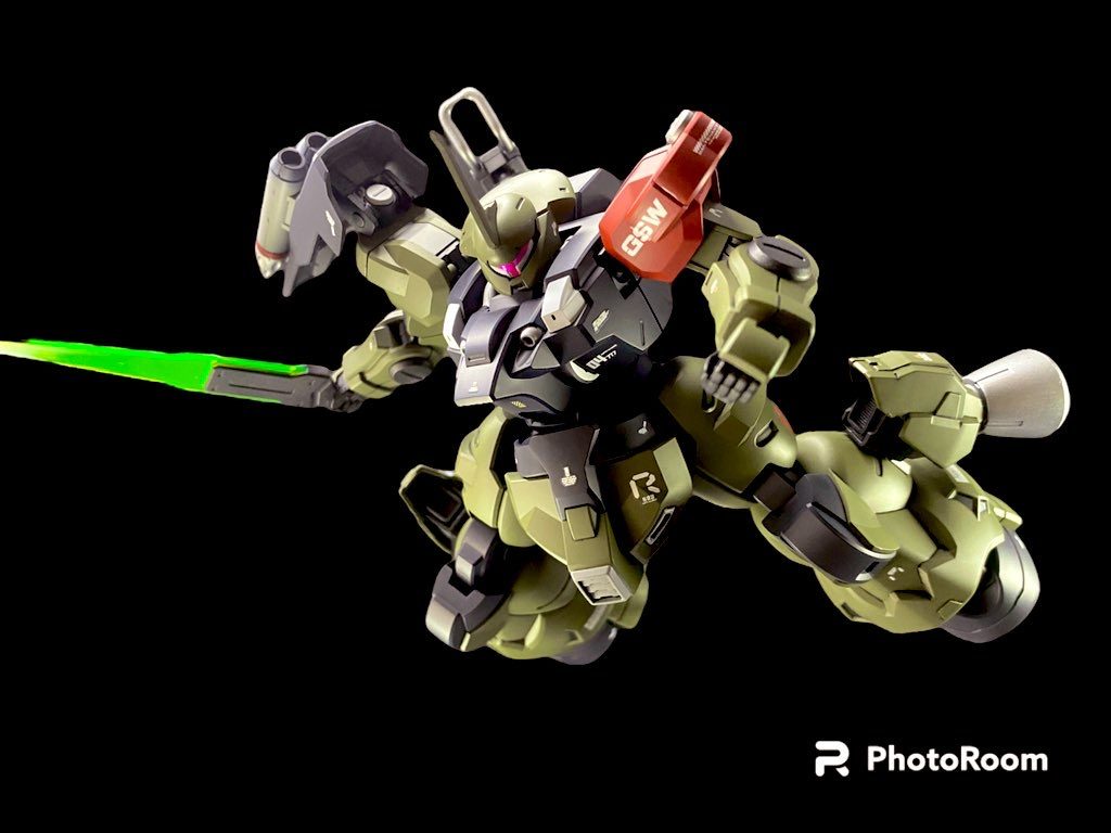 脚部に大型バーニアスラスターを追加。強襲に特化した機体に仕上げてある。