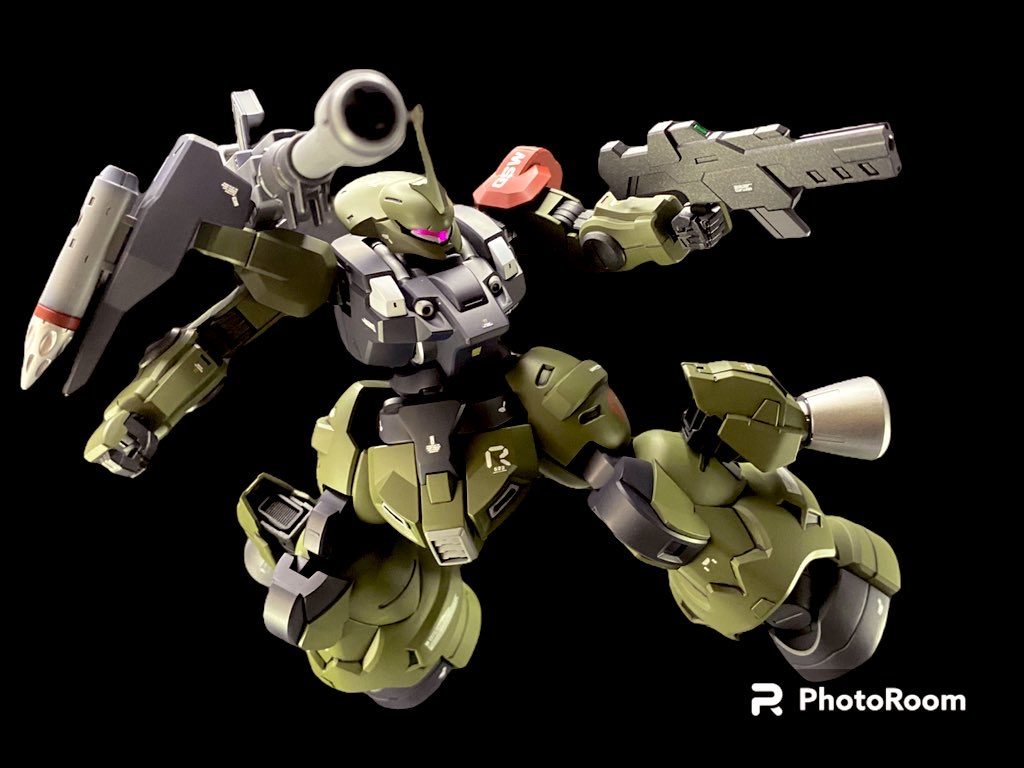 背面に装備された大口径バズーカとシールドに取り付けられたミサイル×2で長距離の射程もカバー。