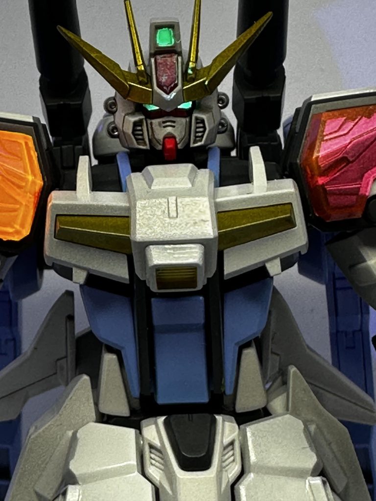 ブラックライトでメインカメラなど光るようにしてあります。