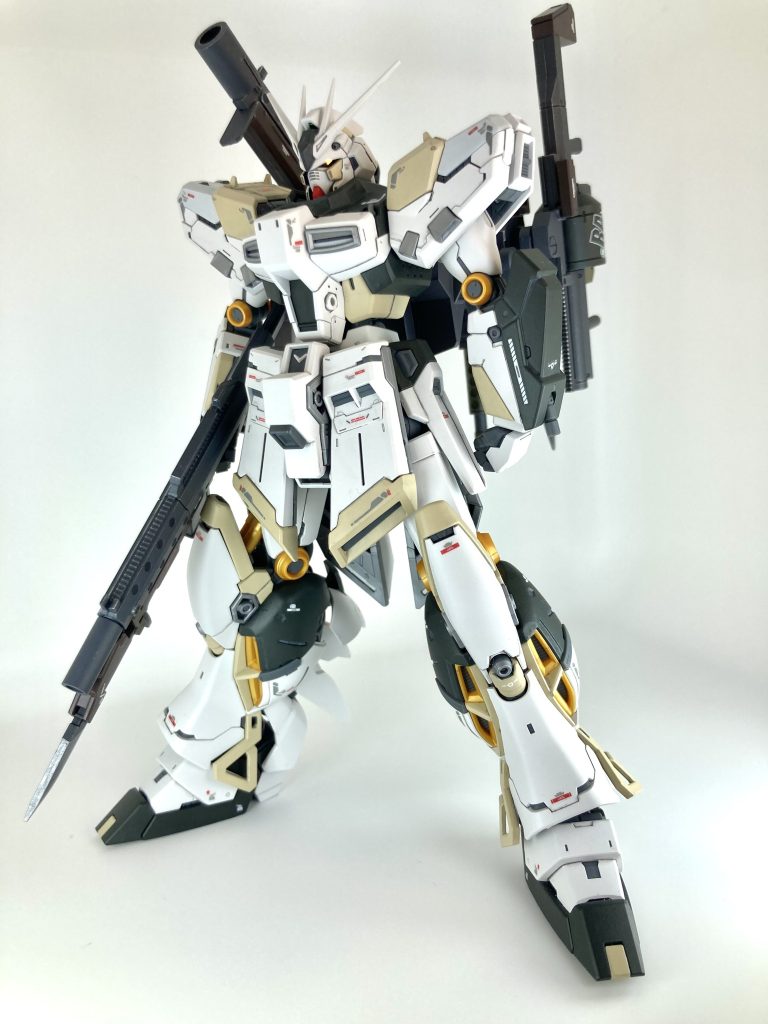 ヘビーウェポンセットです!境界戦記のウェポンセットもりもりです!右に懸架してる武器にはEGνガンダムの前腕を取り付けてみました、ビルド系っぽくw 武器は実弾武器のみの設定です。武器関連はガンダムマーカーのシャインシルバーでドライブラシしてます。モチベーションの波が激しすぎて、何度か製作画像アップしながら1年もかかりました😅本当は相方も一緒に作ってたのですが、塗装に取り掛かる段階でストップしてます‥作りかけ、積みがどんどん増えてます‥