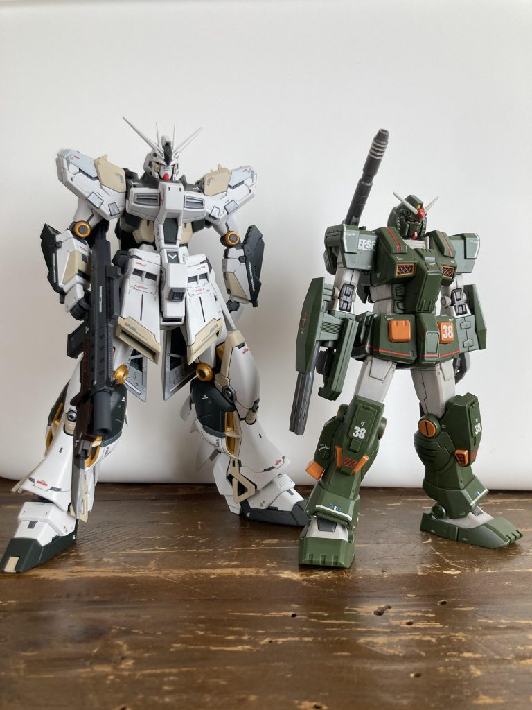 フルアーマーガンダムとパシャリ。つや消しと半つやです。半つやもいいですね!今年の完成品は2体のみでした‥。大変お世話になりました。皆様の素敵な作品を拝見しながら終わってしまいました。。。来年こそは!良いお年をお迎えください!最後までご覧頂きありがとうございました😊
