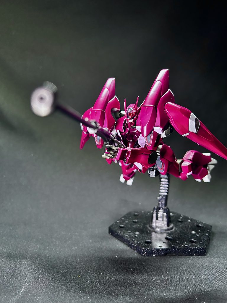 最後に飛行中の狙撃風。いやーめっちゃ良い。(自画自賛)こーれは遠見真矢(ファフナー・マークジーベンのパイロット)が乗ってますわ。水星の魔女はほぼ宇宙でしたが、ファラクトはバックパックの形状もあってか地球で飛んでいても違和感がない気がします。以上、ファラクト・Mk-Siebenでした！途中でも書きましたが、本当に遠見真矢が乗っていると感じられるほどコンセプトに忠実な作品を作り上げることができて大満足でした。またしばらくは他社のプラモにかかりっきりになりそうですが、その次はまたガンプラの塗装と投稿をする予定なので、その時はまた見てもらえたら嬉しいです。ご覧いただきありがとうございました！