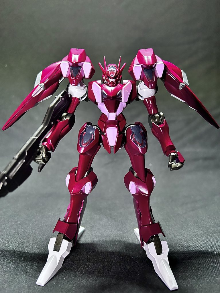 基本のマゼンタカラーは、ガイアのEx-ブラックを下地に、同じくガイアの純色マゼンタをベタ塗りしました。純色カラーシリーズは混ぜて使うことに適した塗料だと思っていたのですが、実際に塗ってみると単体でも良い発色をしてくれたので新しい可能性を感じました。隠蔽力が低く、下地の影響は受けやすいですが、裏を返せば下地によって様々な表現ができるということなので、今後も色々チャレンジしてみたいですね。もちろん混ぜて使うものとしても優秀で、ピンクの部分はガイアのEx-ホワイトと純色マゼンタを使って調色しました。