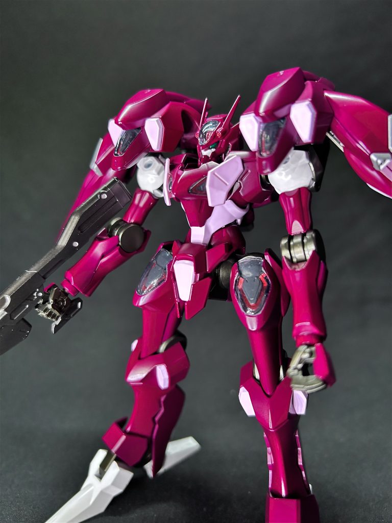 いやーめっちゃ顔が良い。良すぎる。目の部分はシタデルカラーのアイアンブレーカーを下地に、同じくシタデルカラーのウェイストーングリーンで筆塗りしました。クリアパーツ下の部分もちゃんと塗り分けていて、赤いラインはガイアのプライマリーメタリックレッドで筆塗りしました。グレーの部分とマゼンタの部分の塗り分けに初めてマスキングガムを使ってみたのですが、こういう窪んだところの塗り分けにめちゃくちゃいいですね。