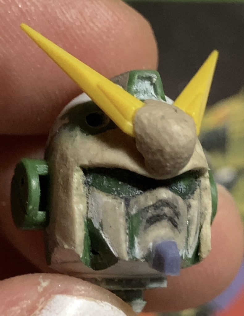 デザインナイフで造形アゴとアンテナはジャンクパーツを接着。フェイスガードをつけられるようにしつつ。 旧キットのジムスナイパーカスタムはとても良いキットです✨️( * ◜ω◝ )満足満足♨️