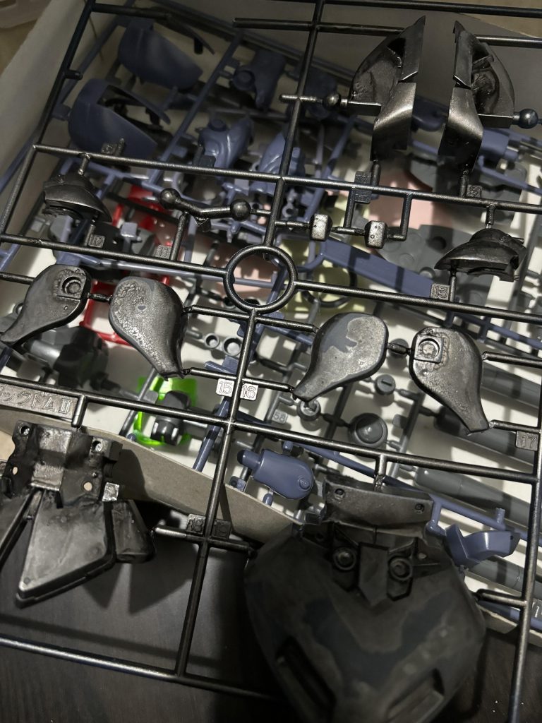 このご時世に珍しく一部開封済みとは言えど定価より安かったので開けてみたら本体黒部分にランナーのままメタリック塗料?がベタ塗りされているというおまけ付きでしたw溶剤で擦ってもなかなか落ちないので出来る限り削る事でなんとかしました!