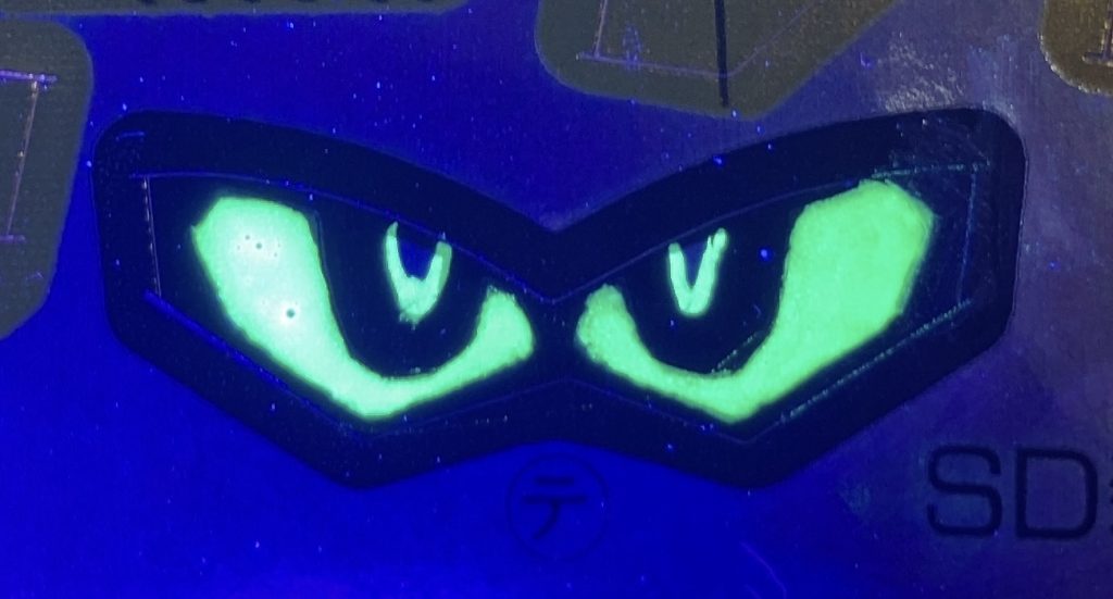 目のシールに直接蛍光塗料を塗りました🖌