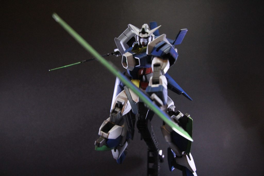 斬りかかるAGE-１レイザー