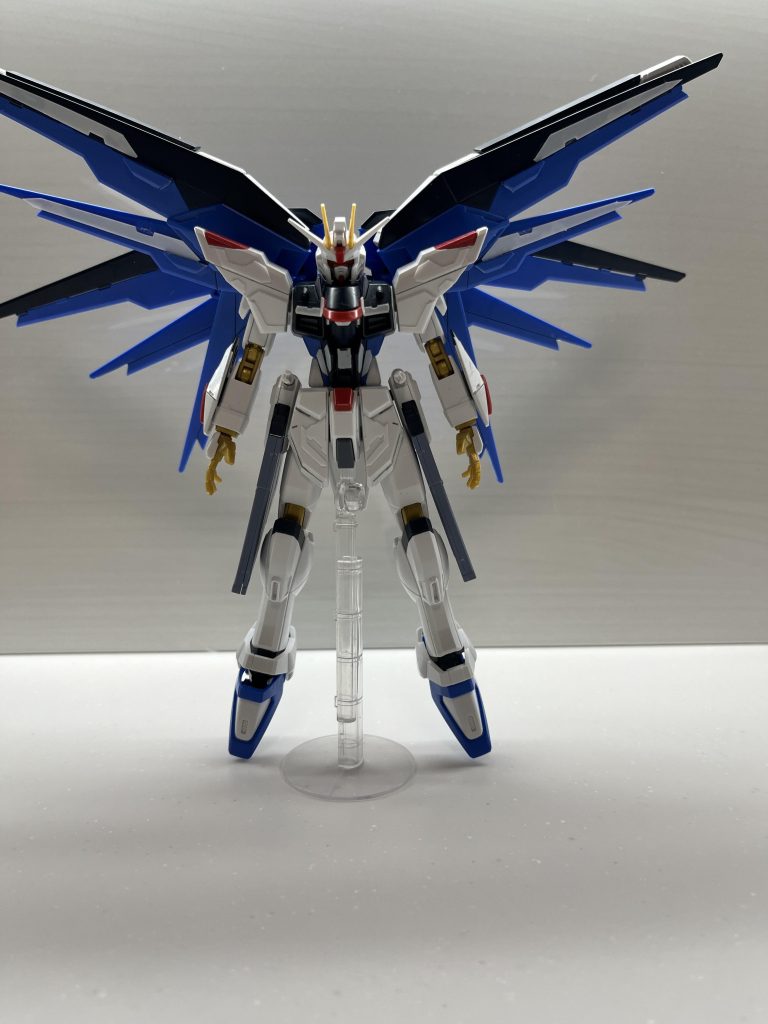 組み立て→ヤスリ→プラ板貼り付けこのときフリーダムカラーのままでもいいかもと思ったのですが新しく買った塗料が使いたかったので塗装することに決めました。