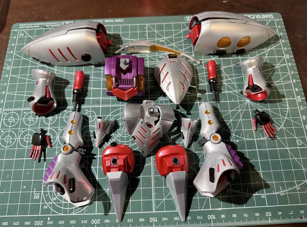 所々にデカールを貼っていますが、もっといろんな種類のデカールがほしいですね。効果的に貼れるように勉強しなきゃ。今回も悪役機イベントに参加できてよかったです。またボチボチ SD、HGなどをいじっていこうと思います。ご覧いただきありがとうございました。