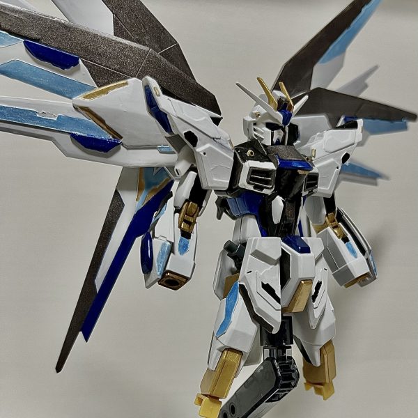 未完成ですが【ガンダムフリーダムストライクホワイトスノウ】を製作中です。久々にガンプラを作りたいと思いフリーダムを残しつつ自分なりにミキシングした作品を出そうと思います。完成まで時間かかると思いますが見ていただければ嬉しいです。塗装は筆塗りですのでムラなどあると思います。（2枚目）