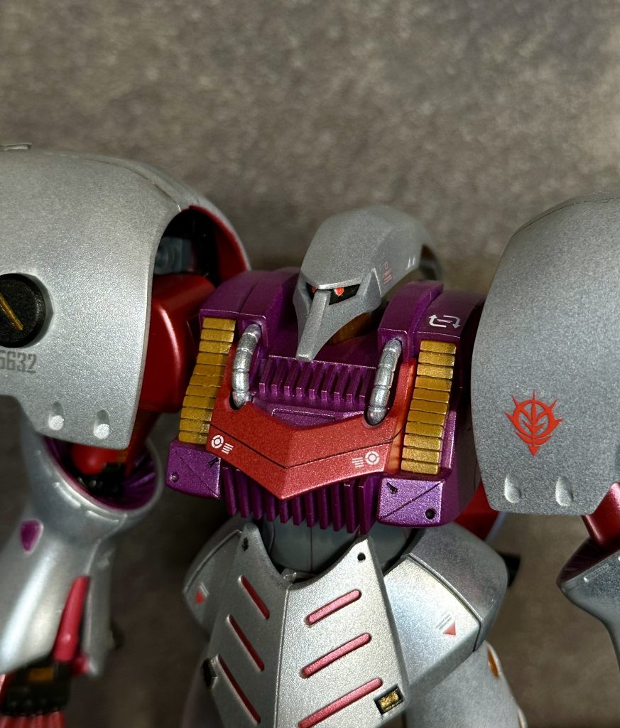 頭部アップ。眼はもちろん蛍光色。肩アーマーや脚部のホワイトの部分をメタルシルバーを塗装、派手すぎないようにトパーズを重ねてます。