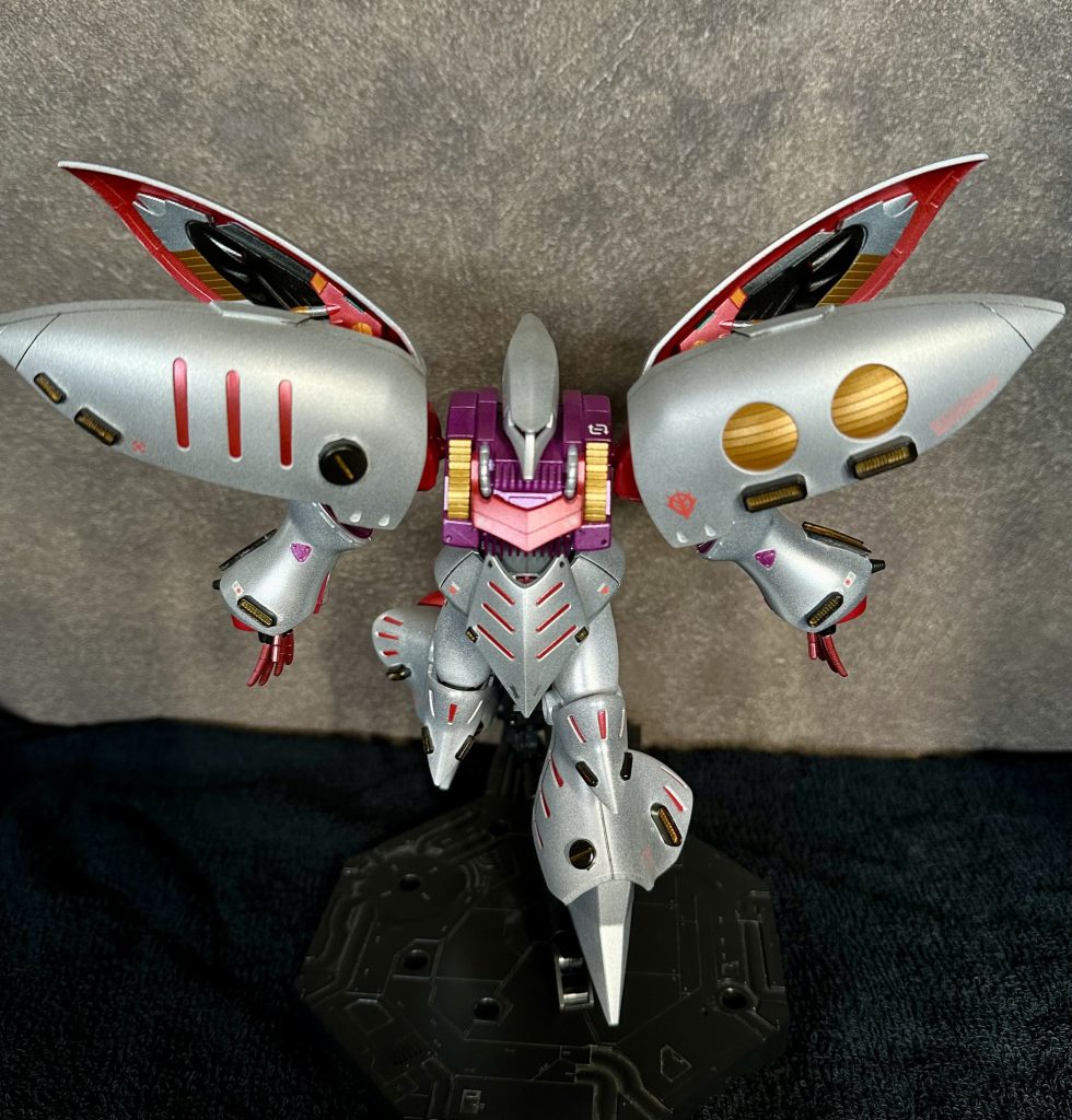 ここからは台座を使ってのポージング。胴体のパープルはメタル色に、足元などのピンクの部分はメタルレッドに変更しました。