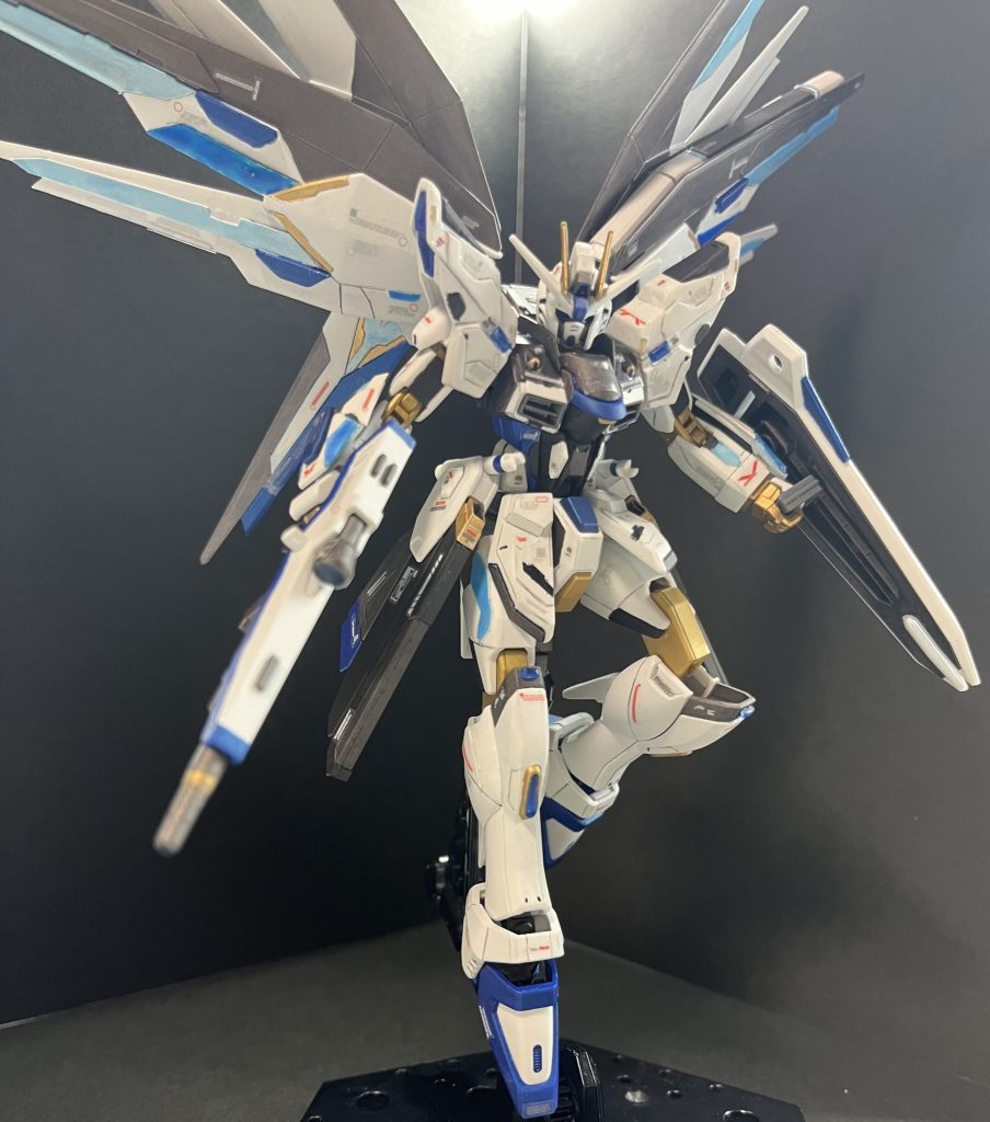 関節はゴールドで塗装したのですがメタリックブルーとかでも良かったかもと後で思ったのですがストフリの部分も残したいのでゴールドに塗装!