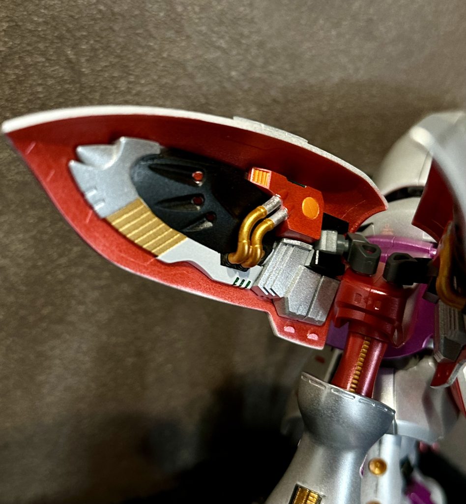 今回は肩アーマーの内側も少しこだわって色分けしています。みなさんのようにもっとカッコいい色分けしてみたいですね。