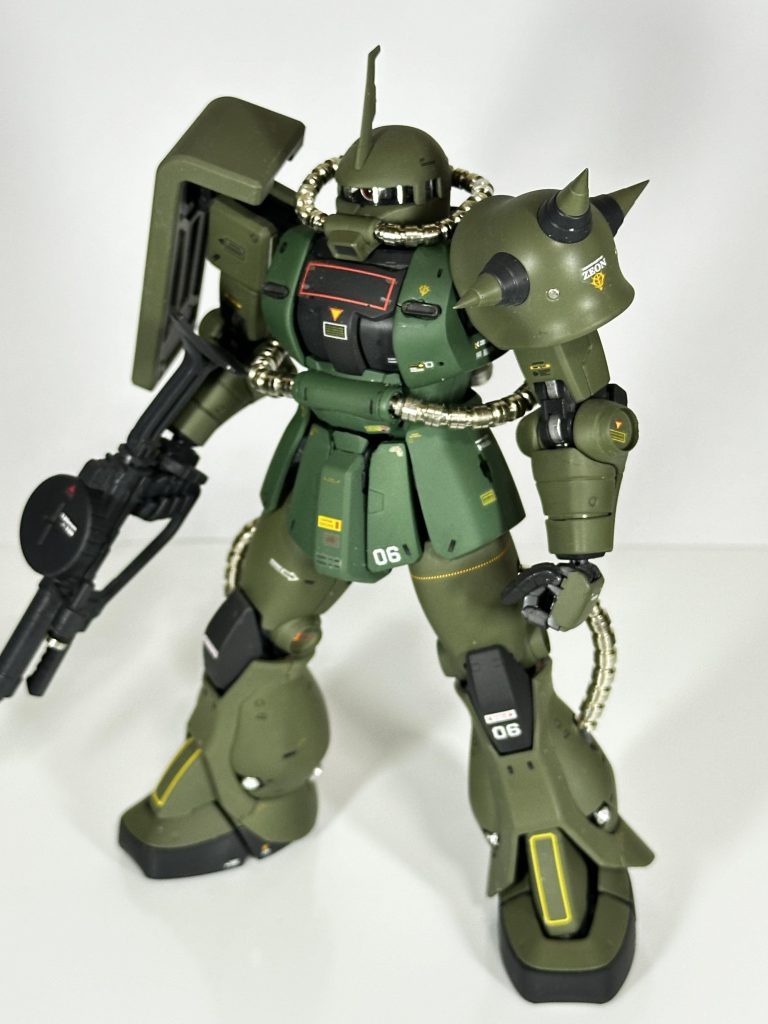 変更点はリアルカラータイプ風にした事と定番のモノアイ、動力パイプ、スコープ、スラスターのメタルパーツ化といった感じです。分かりずらいですが、モノアイスリット部分に0.5mmのプラ板貼って若干の狭くしてます。また、胸部外装の両側も0.5mmのプラ板貼ってます。