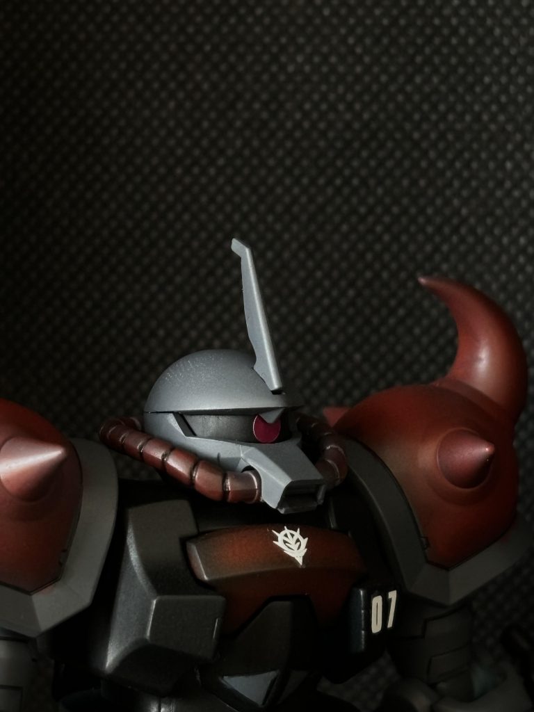 モノアイはクリアパーツを使おうと思ったのですが、グフ特有のひさし？でクリアパーツが入らなかったので別売りのホイルシールで代用しました。