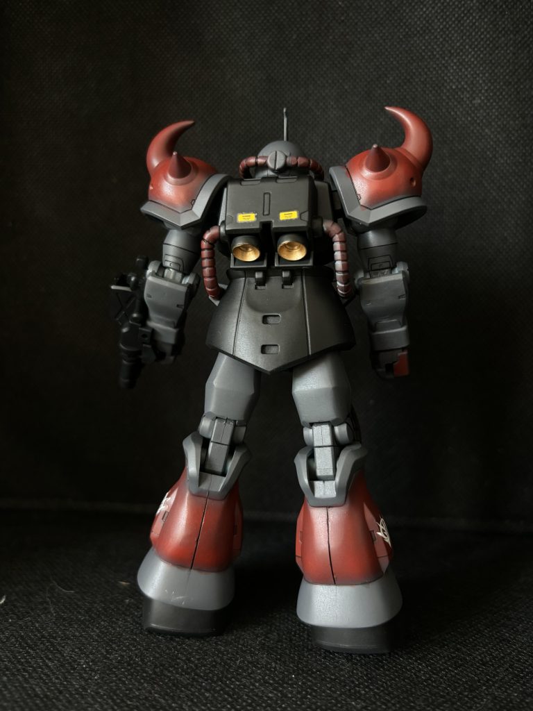 普段デカールは苦手で貼らないのですが、今回ジオン用デカールが手に入ったので少しだけ貼ってみました。