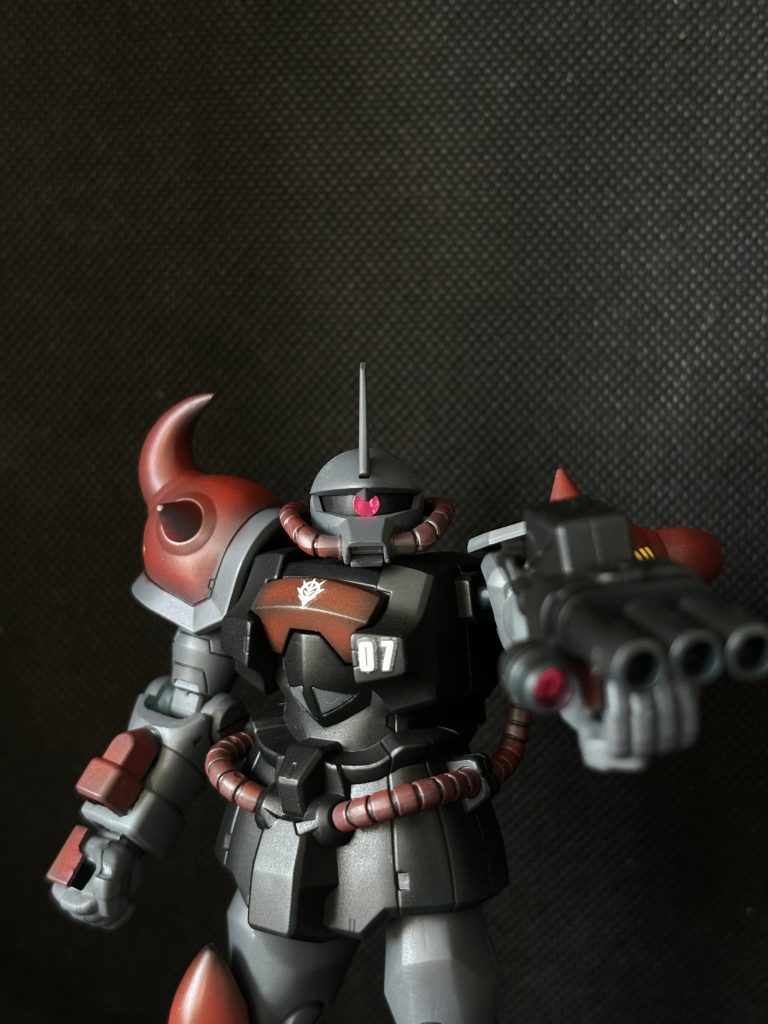 カラーリングの組み合わせはオリジナルでグレーをベースに赤のグラデーションにして悪役感を出してみましたwせっかくなので一部マスキングして塗り分けましたが難しいですね😓ジャンク品でシールドとガトリングがなかったのが残念ですww