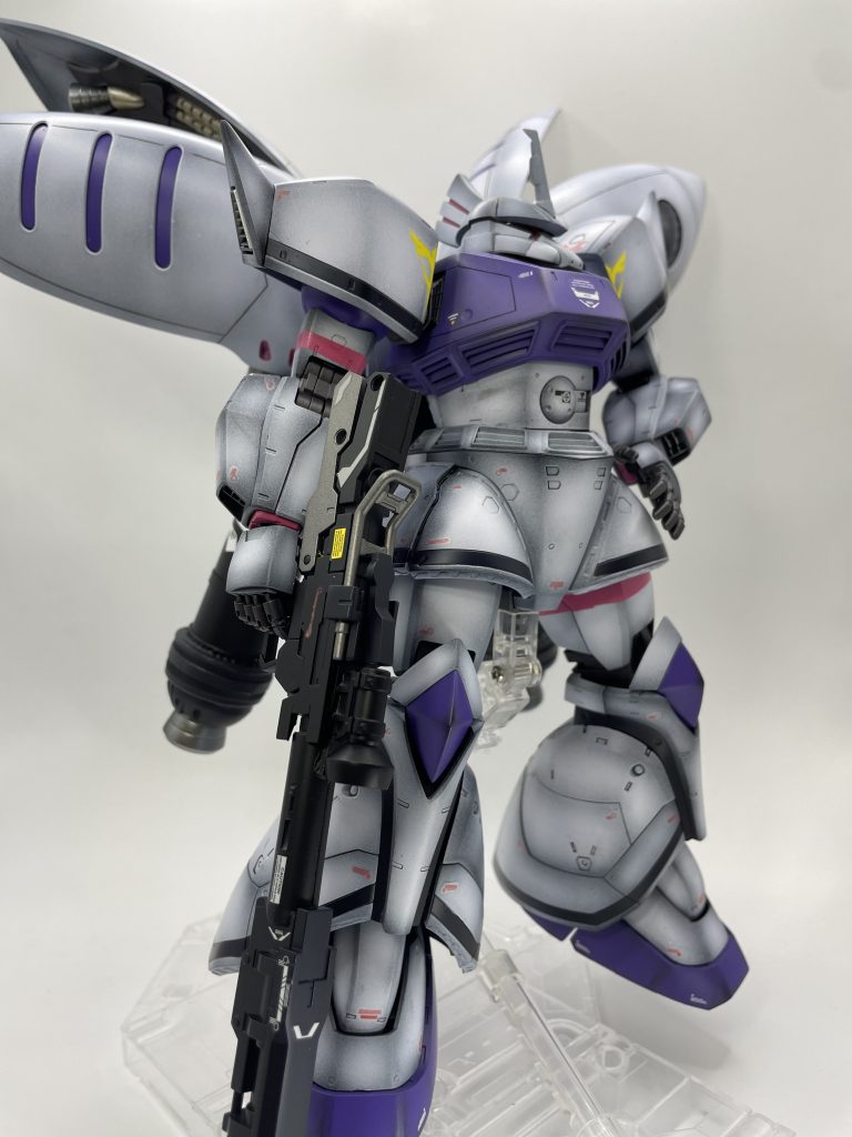 塗装は黒立ち上げで、グラデーションキツめに塗りました!半光沢仕上げです黒いラインはプリズムブルーブラック吹いてますキュベレイカラーのはずが、フリーザカラーにwww