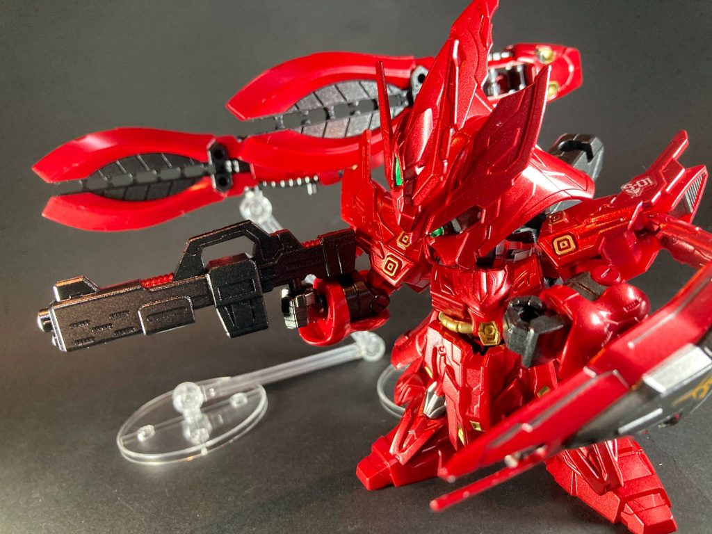 【紅龍双角砲】福岡張遼サザビーの専用兵装。二対の長砲身自律機動砲で構成され、その規格外性能は福岡関羽νガンダムの青龍偃月砲にも匹敵する。超射程・高火力を活かした空間運用で単騎での対艦隊戦闘から天体拠点防衛まで対応し、近接戦では砲身から紅龍双角刀のビーム刃を形成して敵を粛清する!