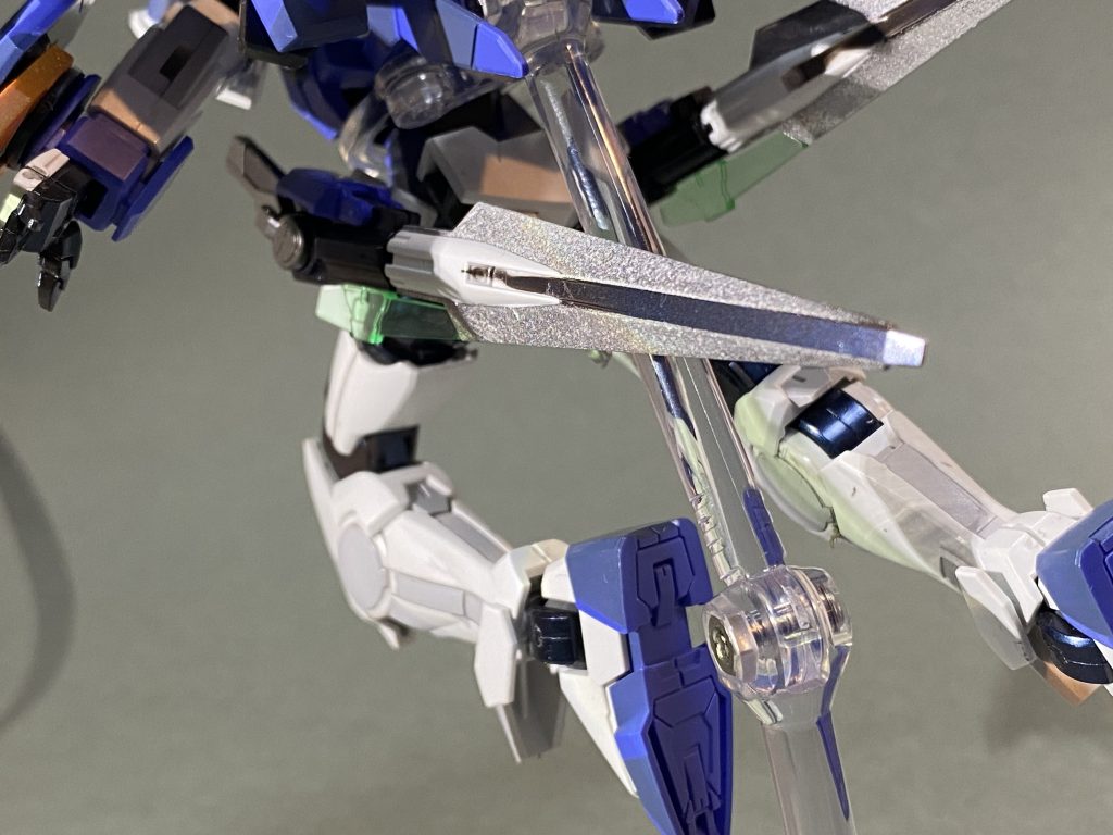 ソードはプリズムブルーブラックで、中心線を、塗った後、ガンマかメッキシルバーを、ガンマかエアブラシてヤイバの部分を、塗ってみました。キラキラしてて良い^ ^