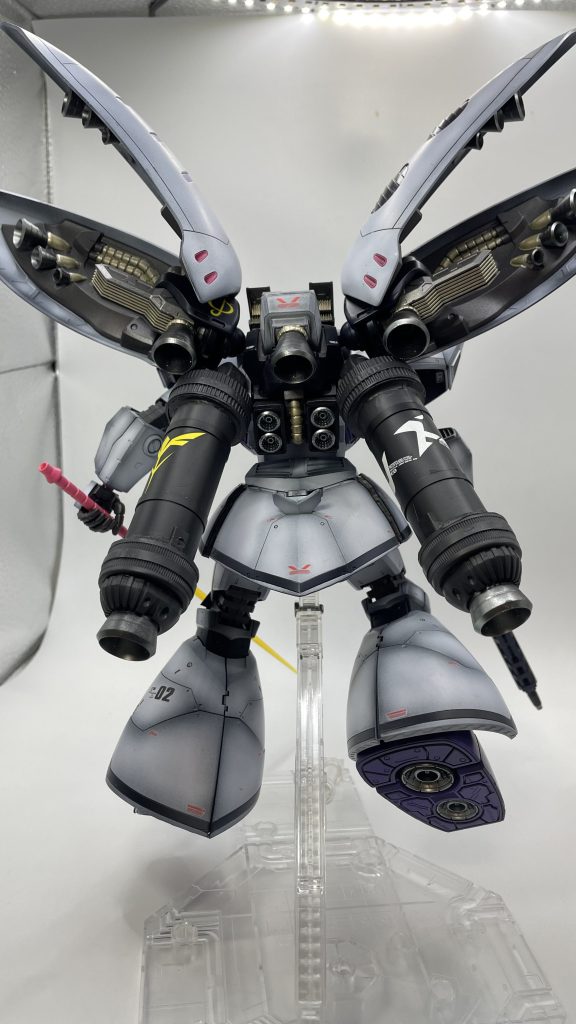 せなかに見えるサザビーマークはハマーンのシャアへの気持ちの現れをイメージw