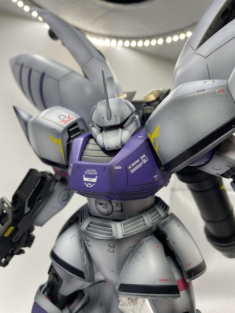 一応ビコーン出来るように蛍光塗料塗ってますが、ブラックライト持ってなくてビコーン見れてませんwデカールは全体的に少なめです。肩はバトオペでよくやってたデカール仕様にしました!